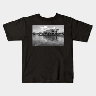 The Ferry pub in Horning on the River Bure, Norfolk Broads Kids T-Shirt